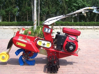 開溝培土機